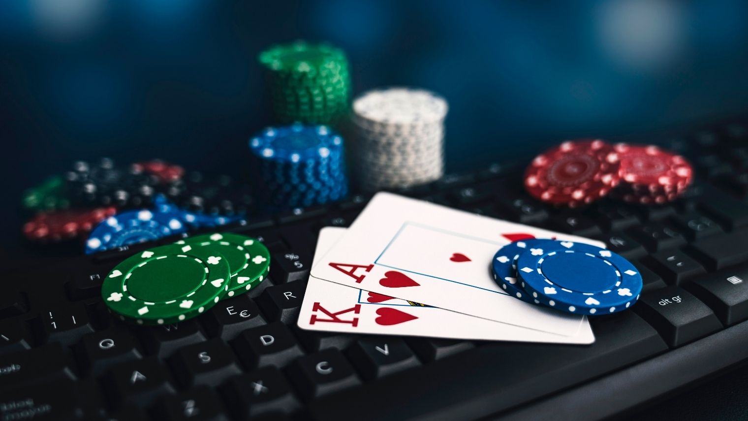 Pocket aces, poker chips and a keyboard, illustrating preflop bet sizing in online poker.